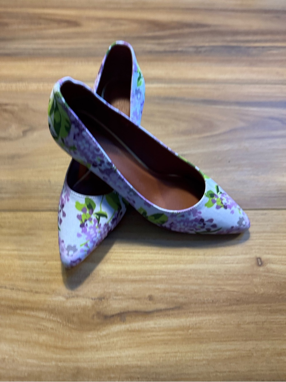 Floral Pointed-Toe Heels in Lavender and Green - Picture 5 of 9